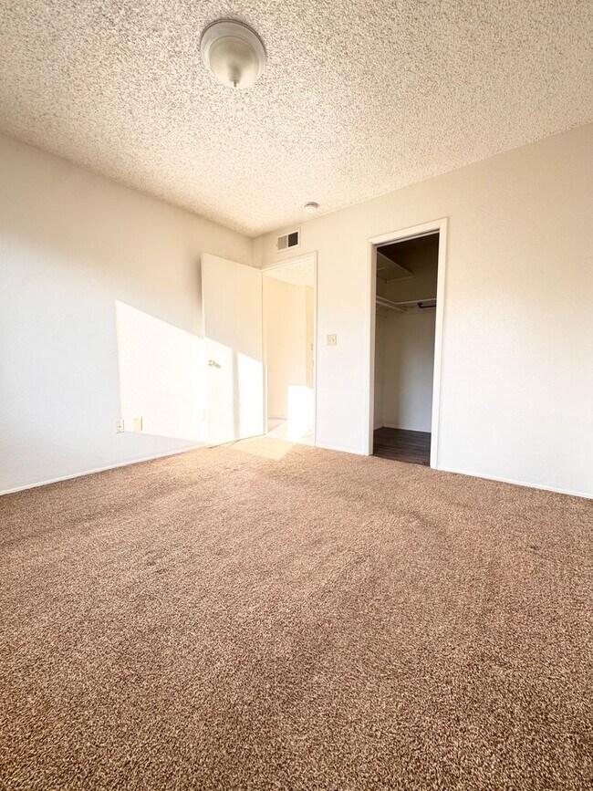 Building Photo - 7900 N Laurelglen Blvd