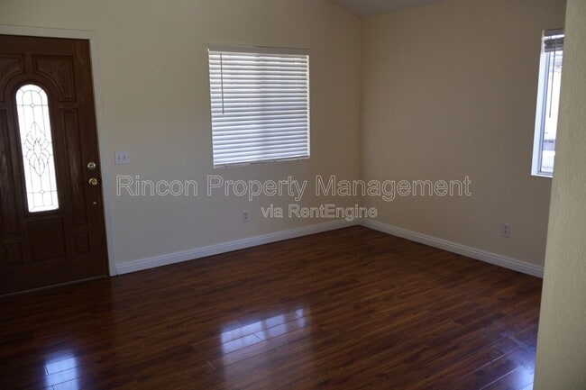 Building Photo - 225 Cinnamon Oak Ave