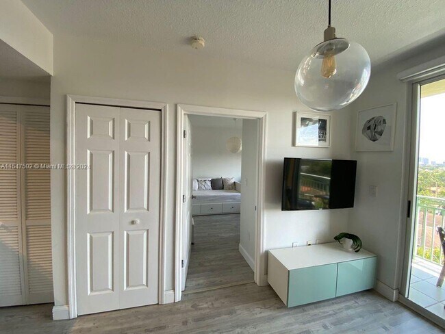 Building Photo - 3500 Coral Wy