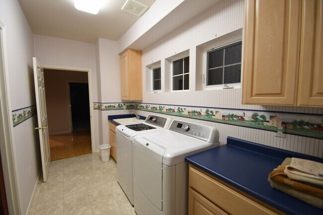 Building Photo - 2Bd/2.5Ba Issaquah Condo