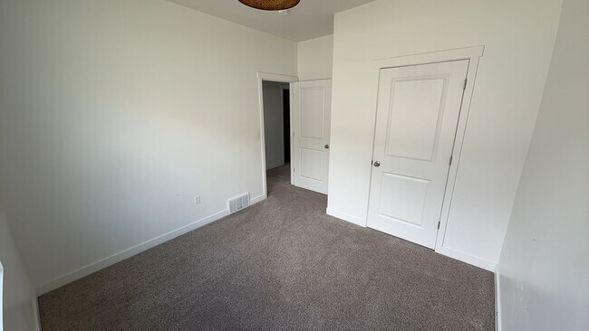 Building Photo - 8285 Lakeshore Dr