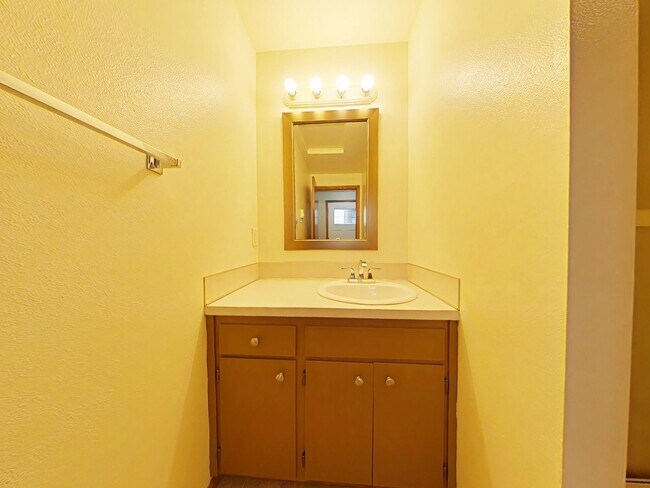 Building Photo - 2 Bedroom Apartment ~ Close to 9th Street