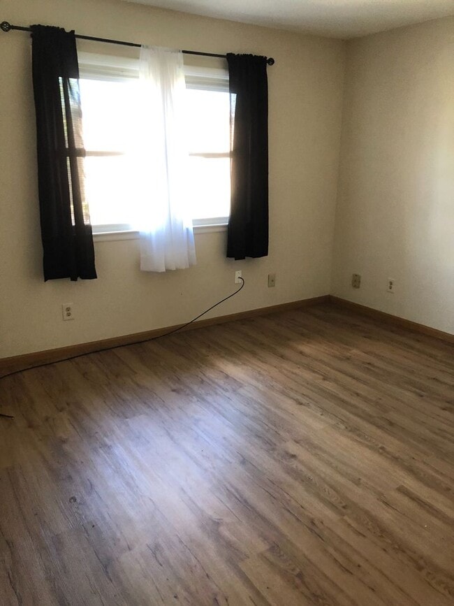 Building Photo - 1 Bedroom, 1 Bath Townhouse in LeClaire, IA