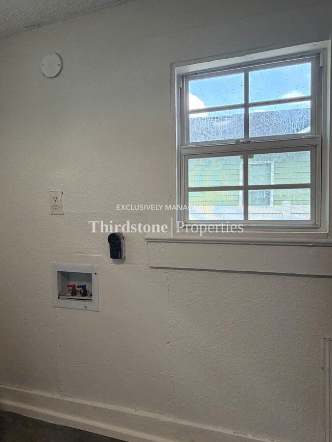 Building Photo - 2125 Lambert St