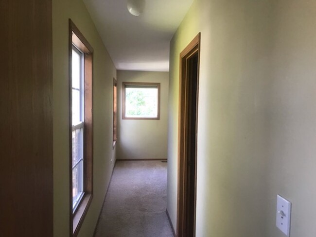 Building Photo - Lombard End Unit T.H. 2BR 2.5BA Full Bsmt....