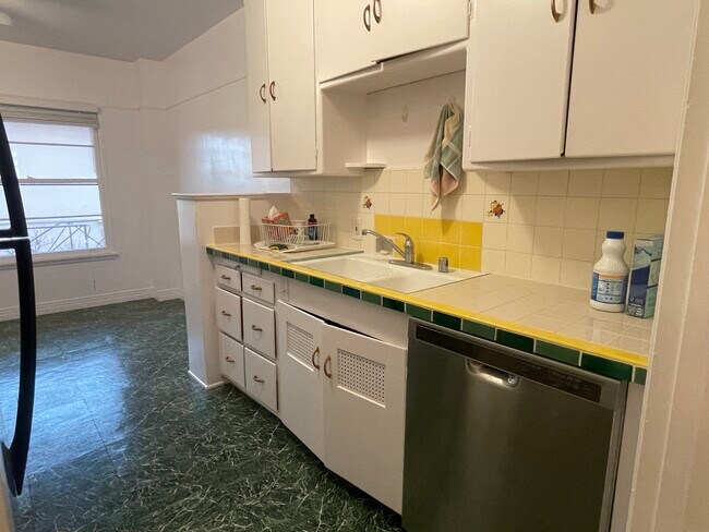 Building Photo - 1605 California Ave