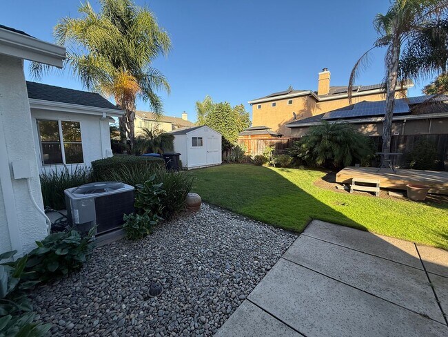 Building Photo - Large two story in Rose Hollow neighborhoo...