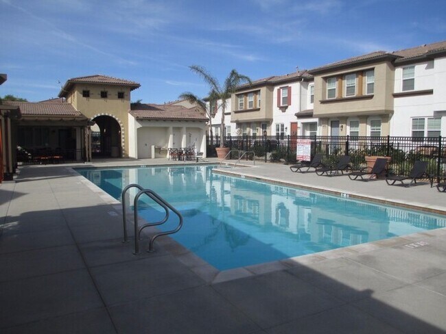 Building Photo - 40407 Calle Real