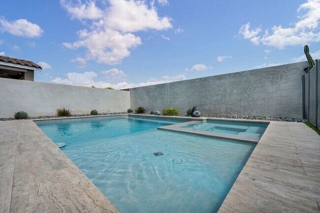 Building Photo - Spacious 5-Bedroom Home with Loft, Pool & Mountain Views