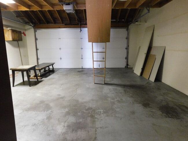 Building Photo - Spacious in the Redlands