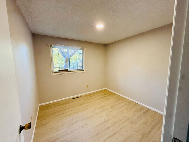 Building Photo - 2509 Royalty Ct