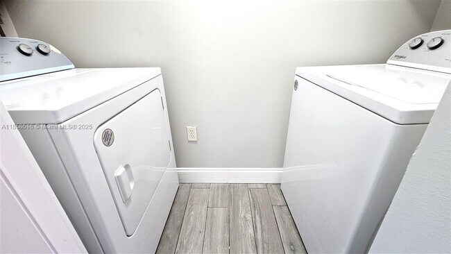 Building Photo - 816 Villa Cir