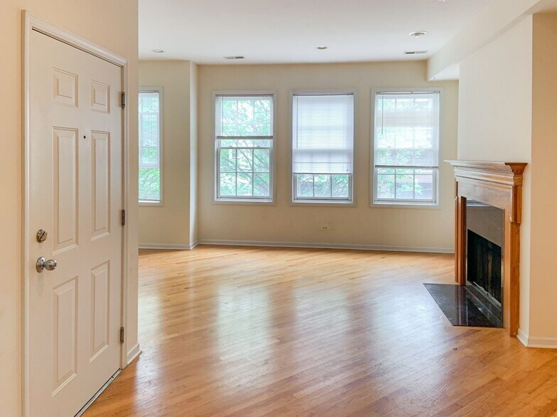 Building Photo - 2327 N Southport Ave