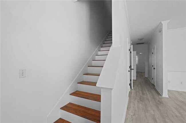 Building Photo - Spacious 3-Bedroom Townhouse in Prime Savannah Location, Move-in Special: FREE RENT for December!!