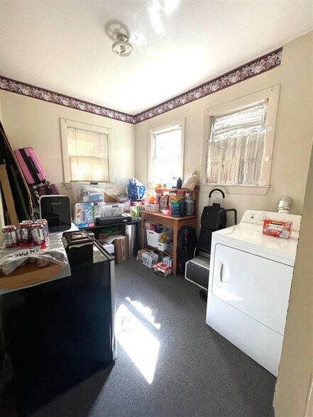 Building Photo - 177 River St