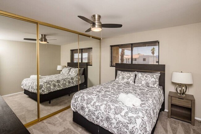 Building Photo - 4 Bedroom Pool Home Located Downtown
