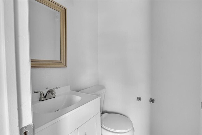 Building Photo - 2414 B Patrick Henry St