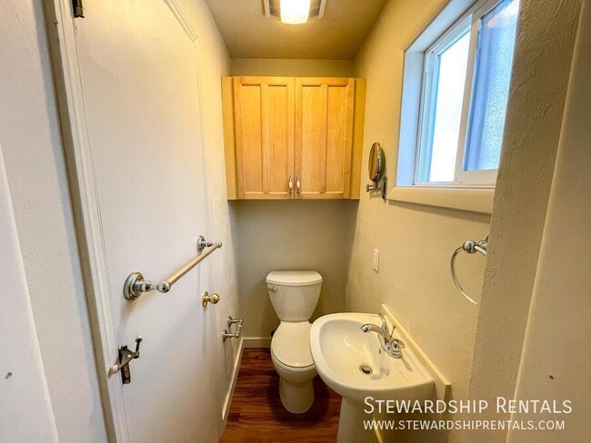 Building Photo - Perfect for college students! Close to campus