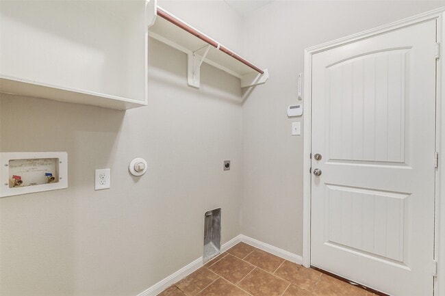 Building Photo - 12635 Lakeshore Dr