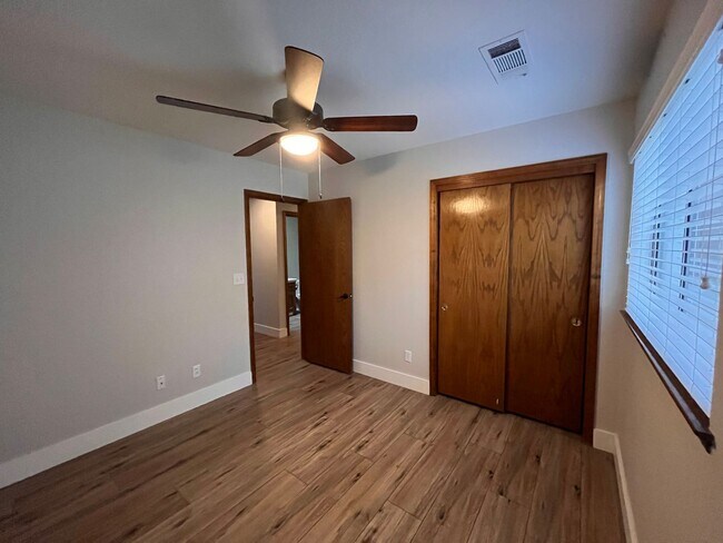 Building Photo - 540 N Peppertree St