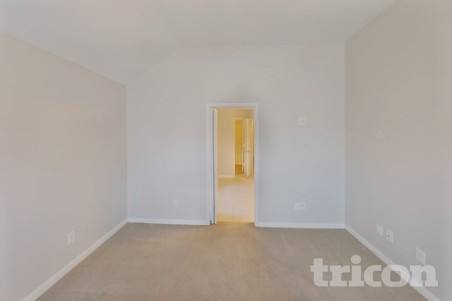 Building Photo - 2312 Redbud Dr