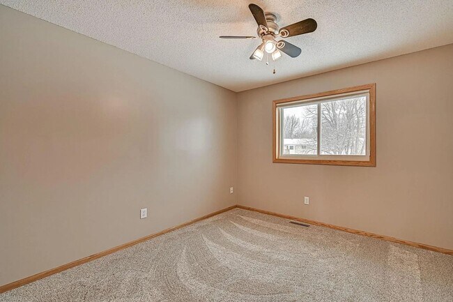 Building Photo - Spacious 4-Bed 4-Bath Home in Buffalo - Available 7/1!
