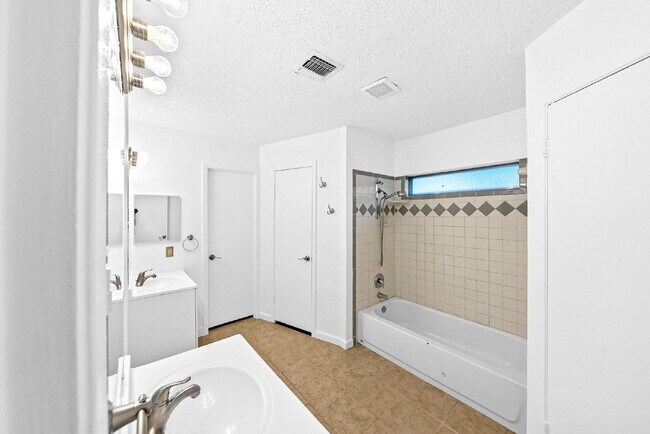Building Photo - MINUTES FROM LACKLAND, MILES FROM BORING