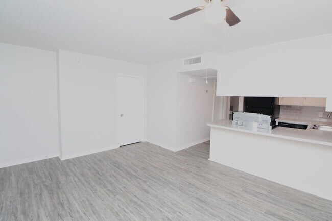 Building Photo - Bright and Fresh 1-Bedroom Apartment with Easy Access to UWF and West Florida Hospital