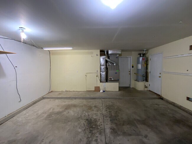 Building Photo - 4 Bedroom Home Available Near Golf Course ...