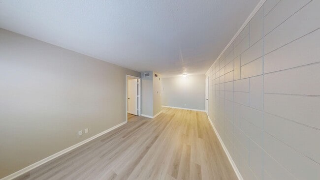 Building Photo - Spacious 1Bed/ 1Bath in Riverside   ** 1St Floor & Water Included **