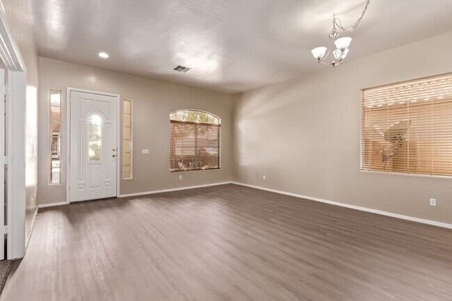 Building Photo - Single Story Large open floor plan home
