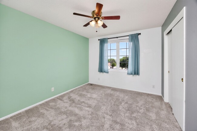 Building Photo - SPACIOUS LIVING!!  4 Bedrooms, 2.5 Bathrooms Home in Des Moines!