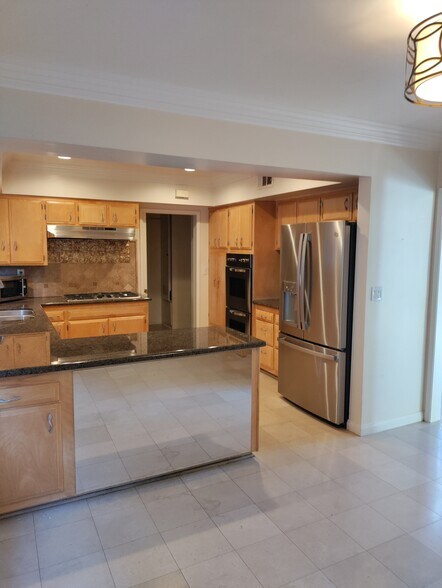 Kitchen - 15707 Varden St