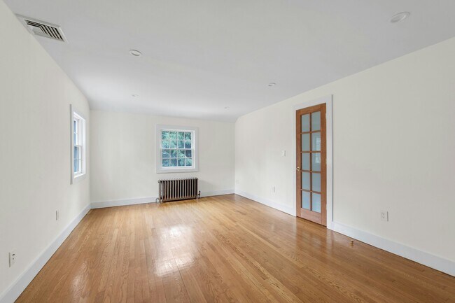 Building Photo - 278 Maple St