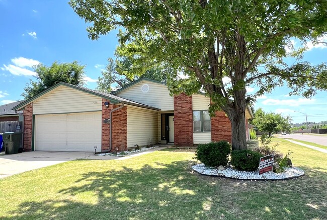 Primary Photo - Prime West Norman 3-bed 2-bath 2-car home ...