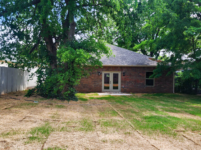 Building Photo - 512 E Perkins Ave