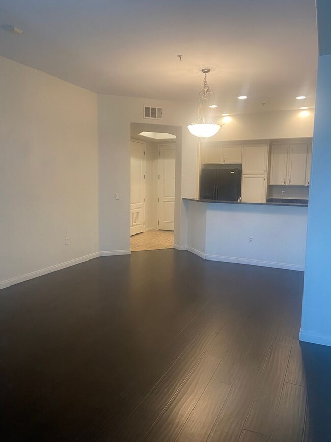 Building Photo - Amazing 2 bedroom condo on the South Strip