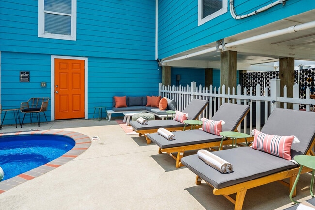 Building Photo - 602 N Palimino Dr