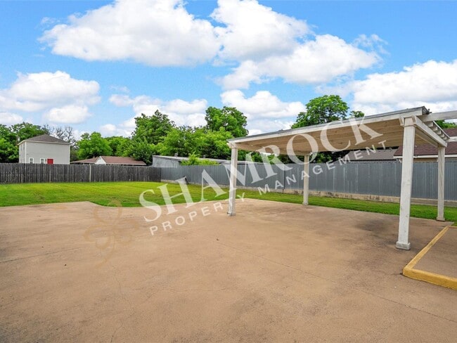 Building Photo - 1107 Primrose Dr