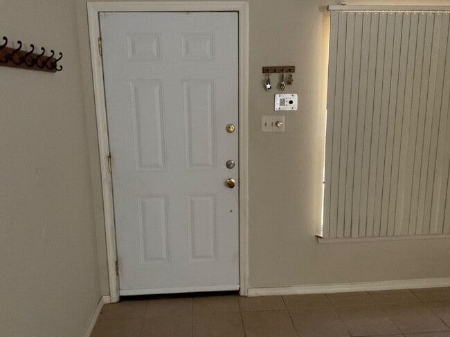 Building Photo - Three Bed/Two Bath with Personality and Charm