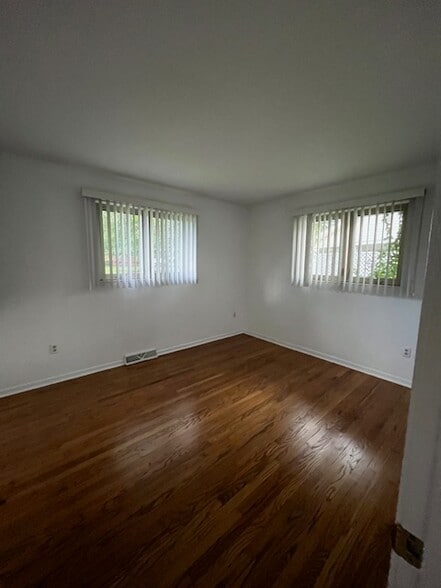 Building Photo - 902 Brentford Dr