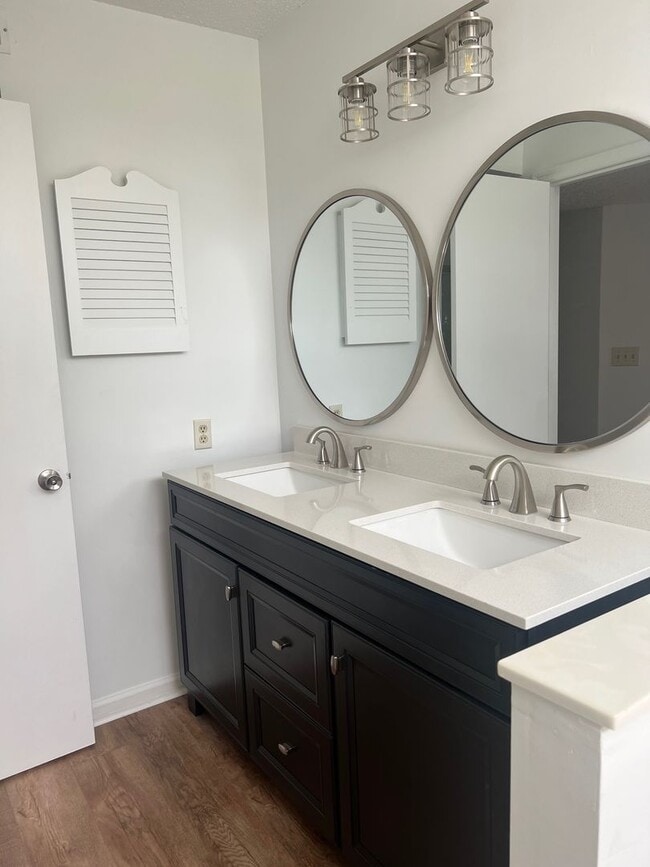 Building Photo - Remodeled 3 Bedroom Condo In a Prime Location!!!  ~ Annual Rental ~