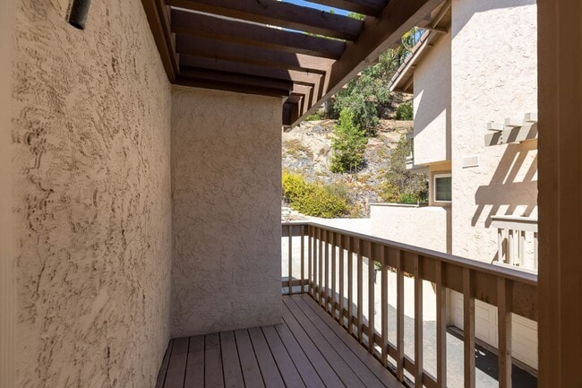 Building Photo - Upgraded 1 Bed 1 Bath 2 Story Townhome in ...