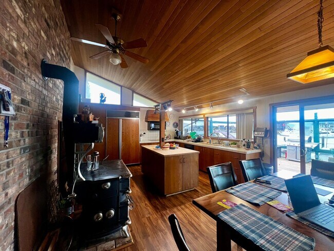 Building Photo - 4079 Saltspring Dr