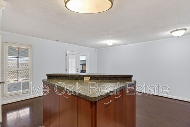 Building Photo - 304 Falling Ln