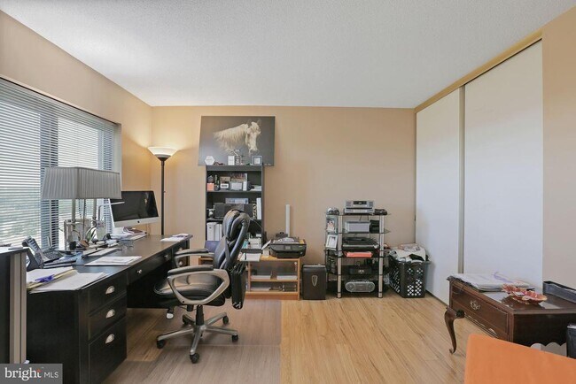 Building Photo - 307 Yoakum Pkwy