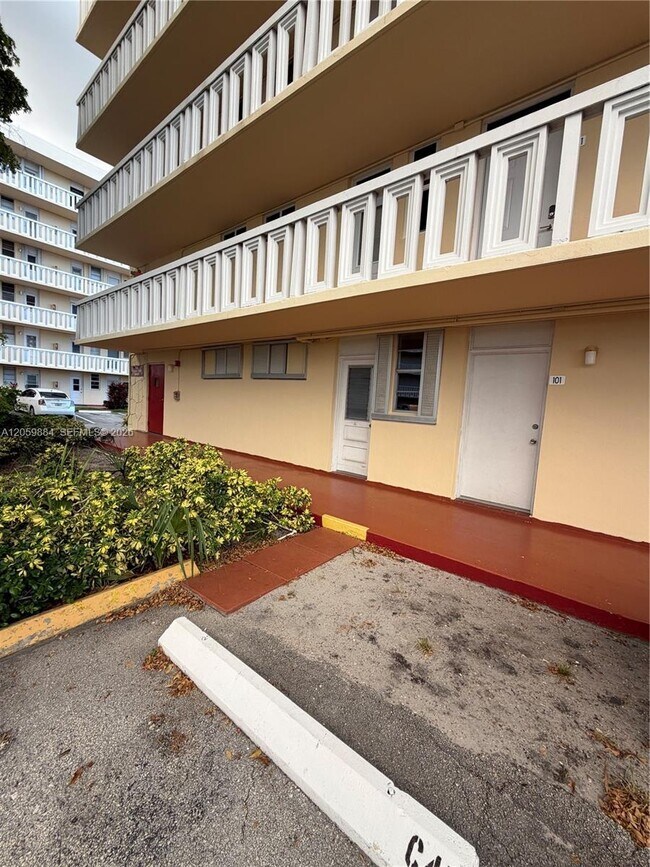 Building Photo - 2980 Point E Dr