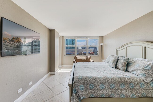 Building Photo - 6039 Collins Ave