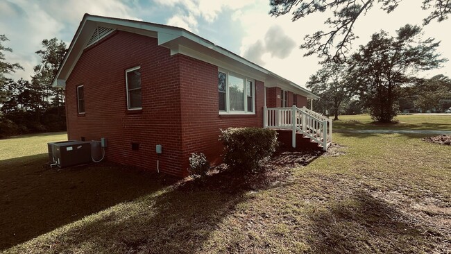 Building Photo - Farmhouse Charm!