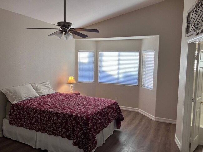 Building Photo - IMMACULATE FURNISHED 3BEDROOM GREEN VALLEY BEAUTY!